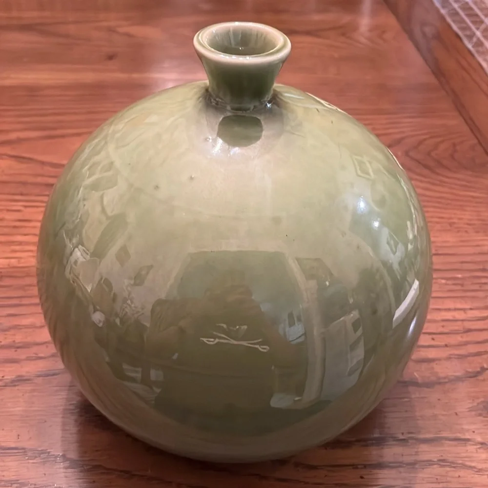 Round green vase‎